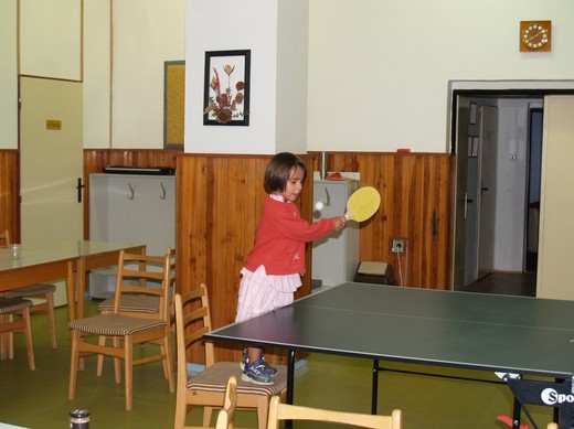 13f - Kristýnka hraje pingpong.JPG