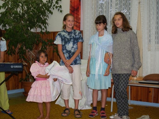 30a - Červená Karkulka (generálka) - Ptáček si peřinku nese.JPG