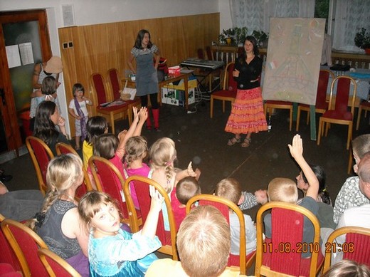 Dorka vysvětluje hru.jpg